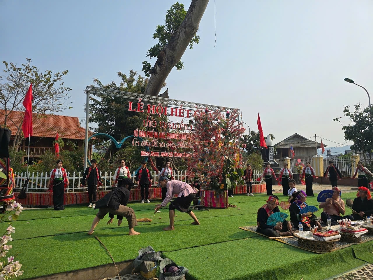 Trò diễn dân gian trong Lễ hội Hết chá. Ảnh Trần Thắng