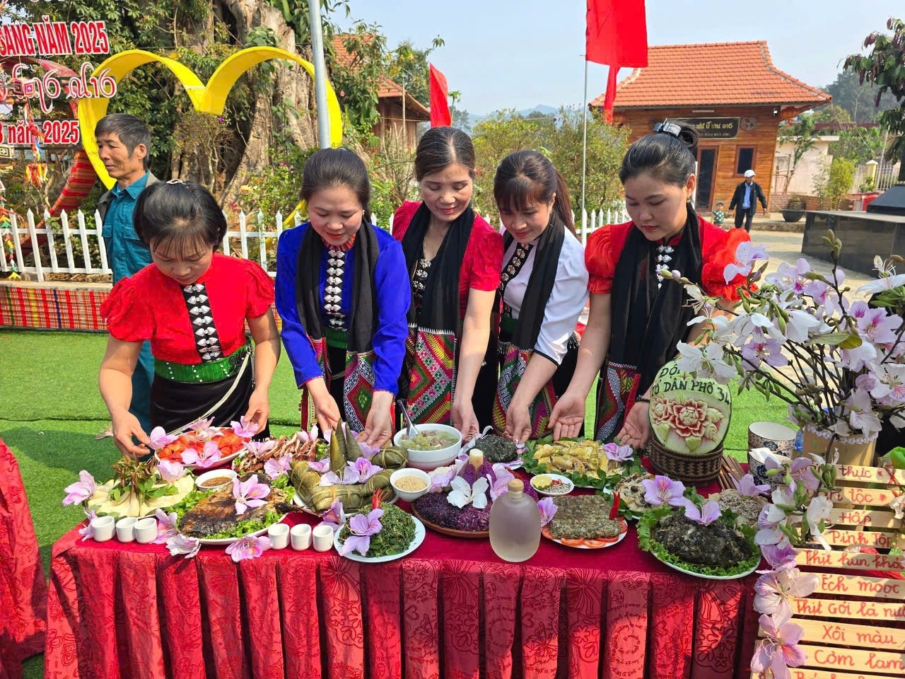 Những món ẩm thực đặc sắc tại lễ Hết chá được bà con chuẩn bị. (Ảnh Trần Thắng)