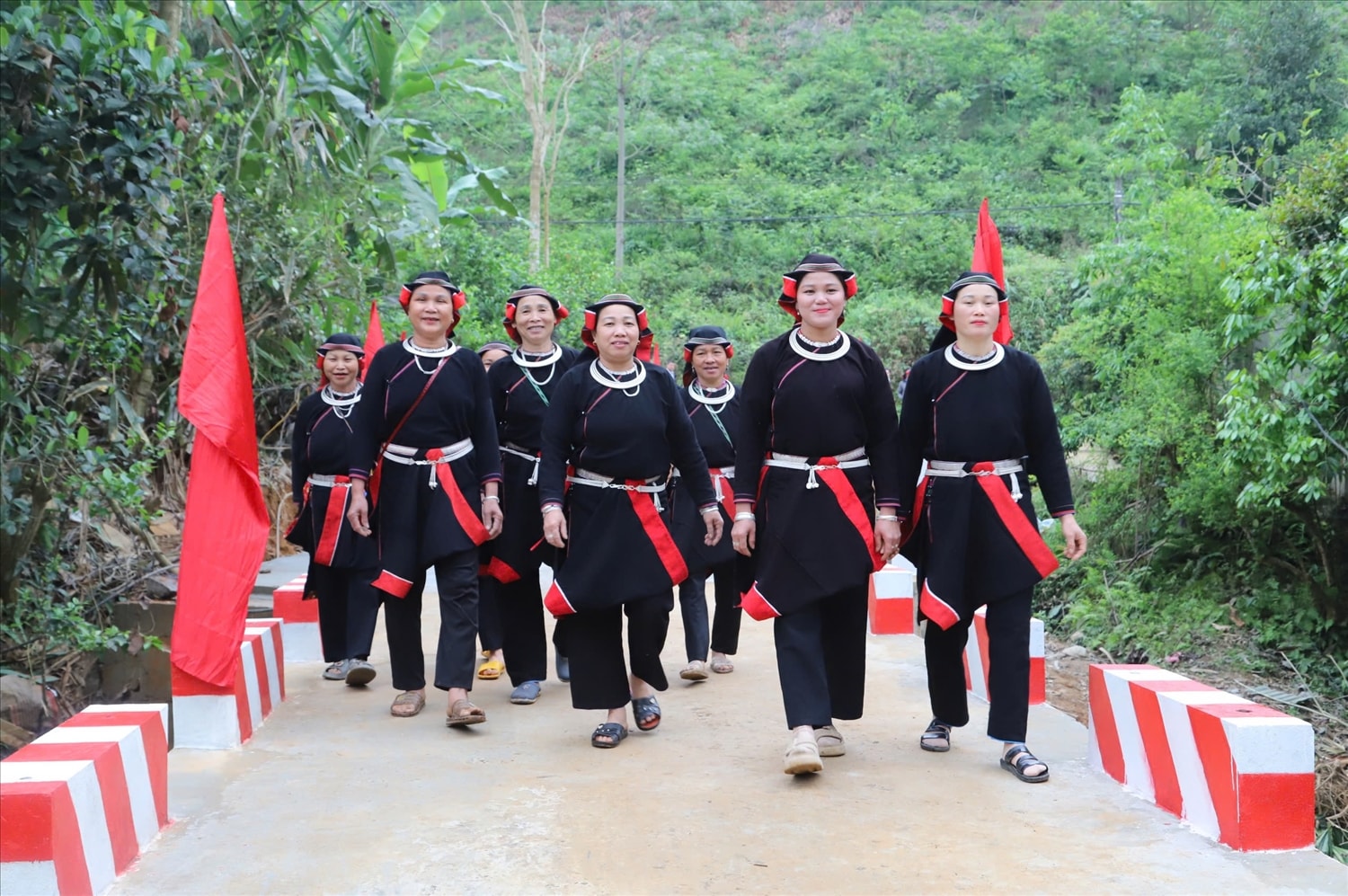 Người dân địa phương phấn khởi vì có cầu kiên cố đi lại thuận tiện Người dân địa phương phấn khởi vì có cầu kiên cố đi lại thuận tiện