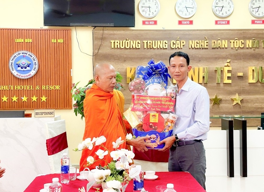 Đoàn thăm, chúc mừng Trường Trung cấp nghề DTNT tỉnh Hòa thượng Danh Đổng chúc mừng, tặng quà Trường Trung cấp nghề DTNT tỉnh