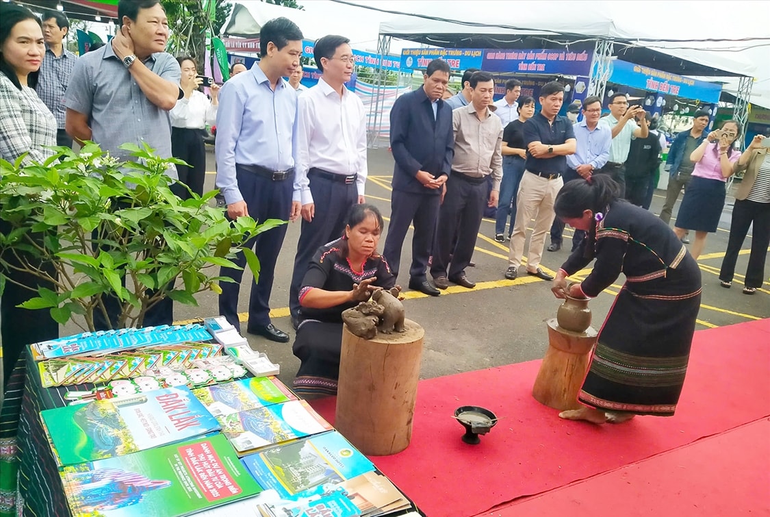 Các nghệ nhân tỉnh Đắk Lắk trình diễn nghề làm gốm của người M'nông
