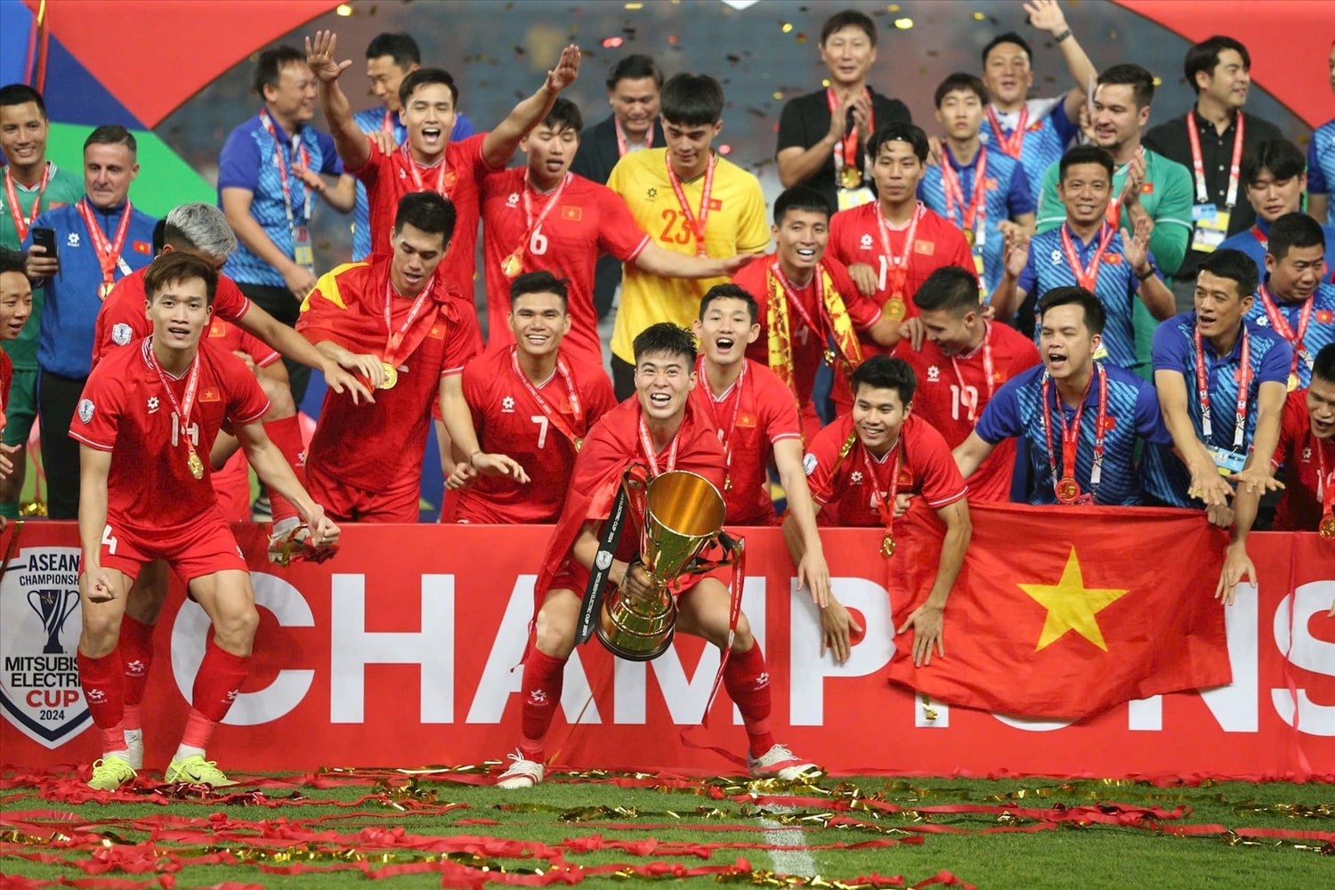 Đội tuyển Việt Nam vô đich ASEAN Cup 2024 (Ảnh IT) Đội tuyển Việt Nam vô đich ASEAN Cup 2024 (Ảnh IT)