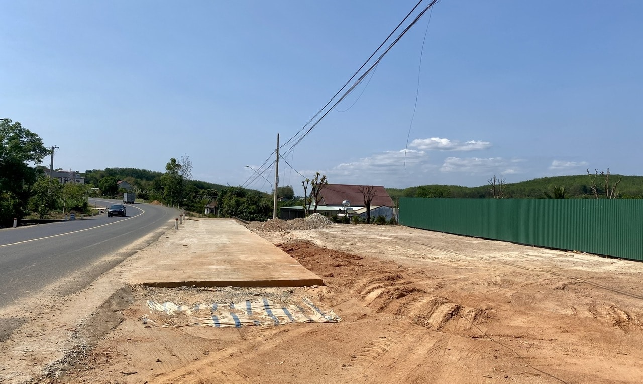UBND huyện Đăk Hà đã có 8 văn bản chỉ đạo, nhưng đến nay ông Trần Bảo Khánh vẫn chưa khắc phục hậu quả và công trình vi phạm vẫn ngang nhiên tồn tại bất chấp sự phản ứng của dư luận