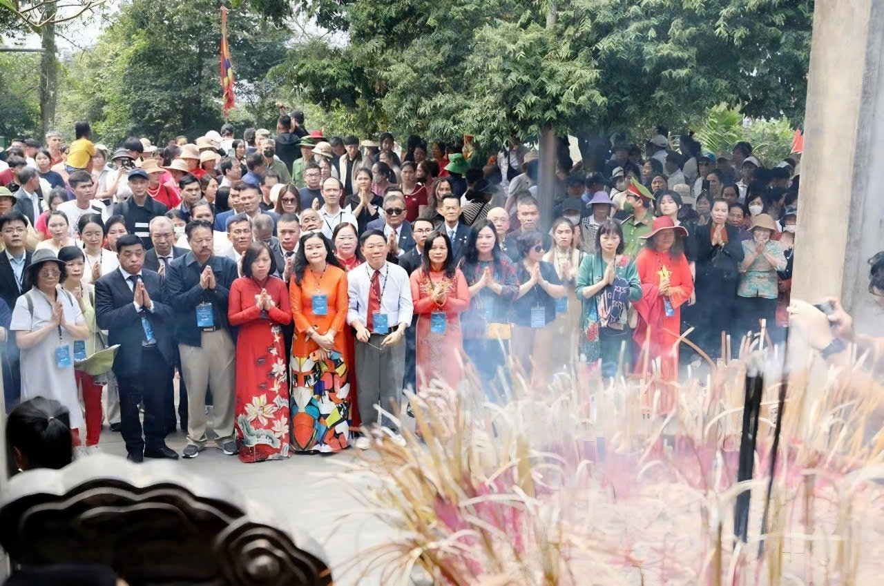 Chủ nhiệm Ủy ban Nhà nước về người Việt Nam ở nước ngoài Nguyễn Trung Kiên cùng kiều bào dâng hương tưởng niệm các Vua Hùng tại đền Thượng. Ảnh: TL Chủ nhiệm Ủy ban Nhà nước về người Việt Nam ở nước ngoài Nguyễn Trung Kiên cùng kiều bào dâng hương tưởng niệm các Vua Hùng tại đền Thượng. Ảnh: TL
