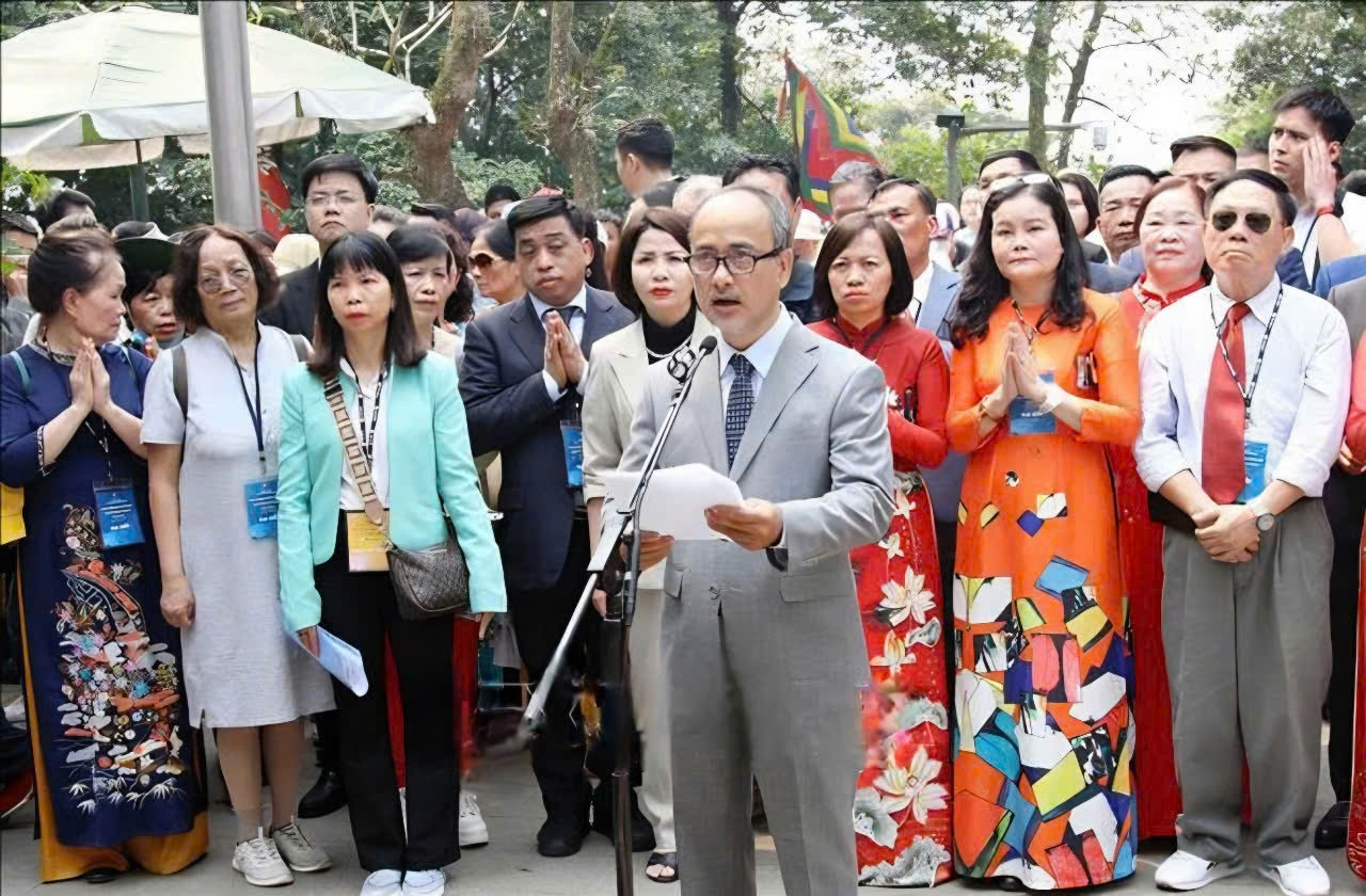 Chủ nhiệm Ủy ban Nhà nước về người Việt Nam ở nước ngoài Nguyễn Trung Kiên báo cáo kết quả đã đạt được trong năm 2024 của Đoàn kiều bào trước các Vua Hùng tại đền Thượng. Ảnh: TL Chủ nhiệm Ủy ban Nhà nước về người Việt Nam ở nước ngoài Nguyễn Trung Kiên báo cáo kết quả đã đạt được trong năm 2024 của Đoàn kiều bào trước các Vua Hùng tại đền Thượng. Ảnh: TL