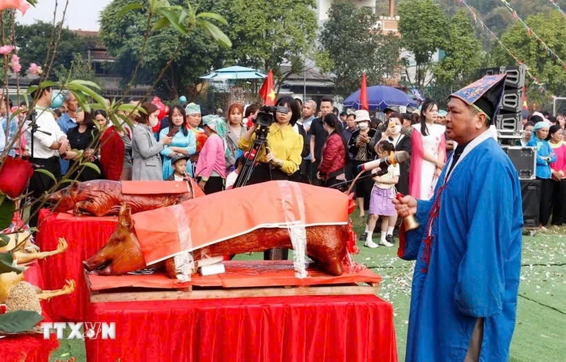 Thầy cúng làm lễ cầu mong mùa màng bội thu, mưa thuận gió hòa đến với người dân địa phương. Ảnh: TL