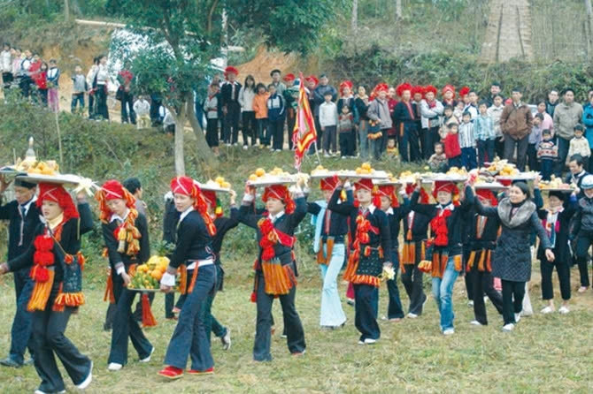 Đông đảo du khách tham gia Lễ dâng hương tại Đền Thượng, thành phố Lào Cai, Lào Cai. Ảnh:TL