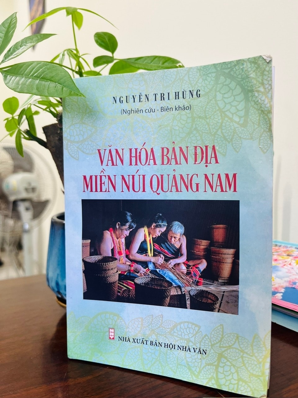 Ấn phẩm “Văn hóa bản địa miền núi Quảng Nam” tập hợp những bài viết của nhà nghiên cứu Nguyễn Tri Hùng về văn hóa miền núi xứ Quảng. Ảnh: Xuân Hiền