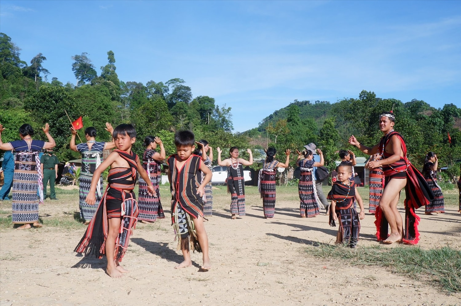 Người Cơ Tu ở thôn Pơr’ning (xã Lăng, Tây Giang) sinh hoạt văn hóa truyền thống. Ảnh: Xuân Hiền