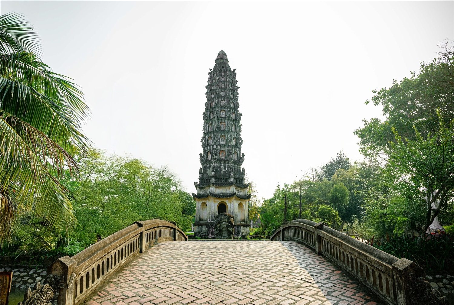Ngôi chùa cổ này cũng nổi tiếng bởi có tháp 