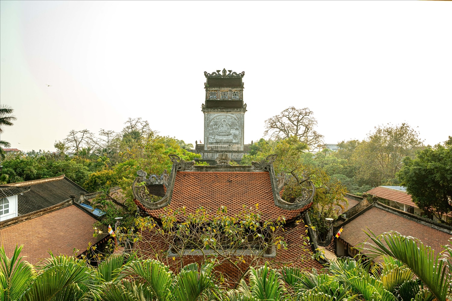 Chùa Cổ Lễ có lịch sử khởi dựng từ thời Lý (thế kỷ XII). Ngoài thờ Phật, chùa còn thờ Đức Thánh Tổ, Thiền sư Nguyễn Minh Không - Quốc sư thời Lý có công khởi dựng chùa, dạy dân làm nghề chài lưới, nông nghiệp, đúc đồng, làm thuốc…