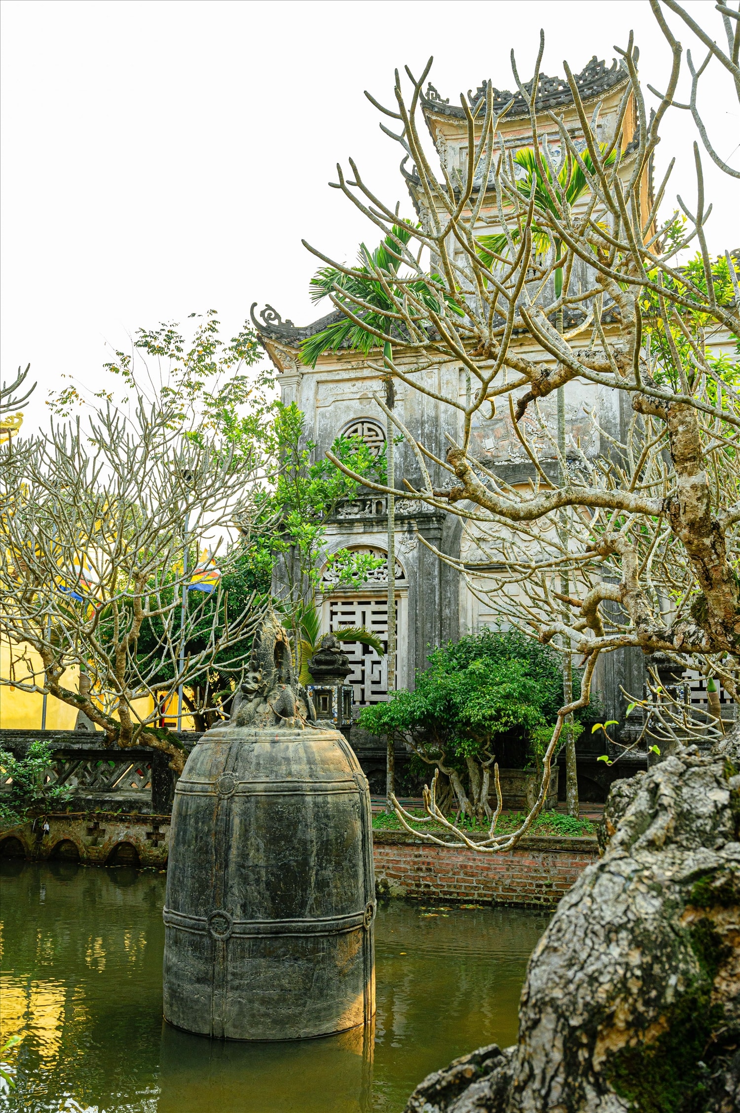 Theo tư liệu của địa phương, quả chuông này có tên là Đại Hồng Chung do Hòa thượng Thích Thế Long cho đúc năm 1936, được coi là một trong những quả chuông lớn nhất Việt Nam. Chuông cao 4,2m, đường kính 2,2m, thành dày 8cm. Miệng chuông có họa tiết cánh sen, thân mang họa tiết hoa lá, sông nước và một số văn tự bằng chữ Hán.