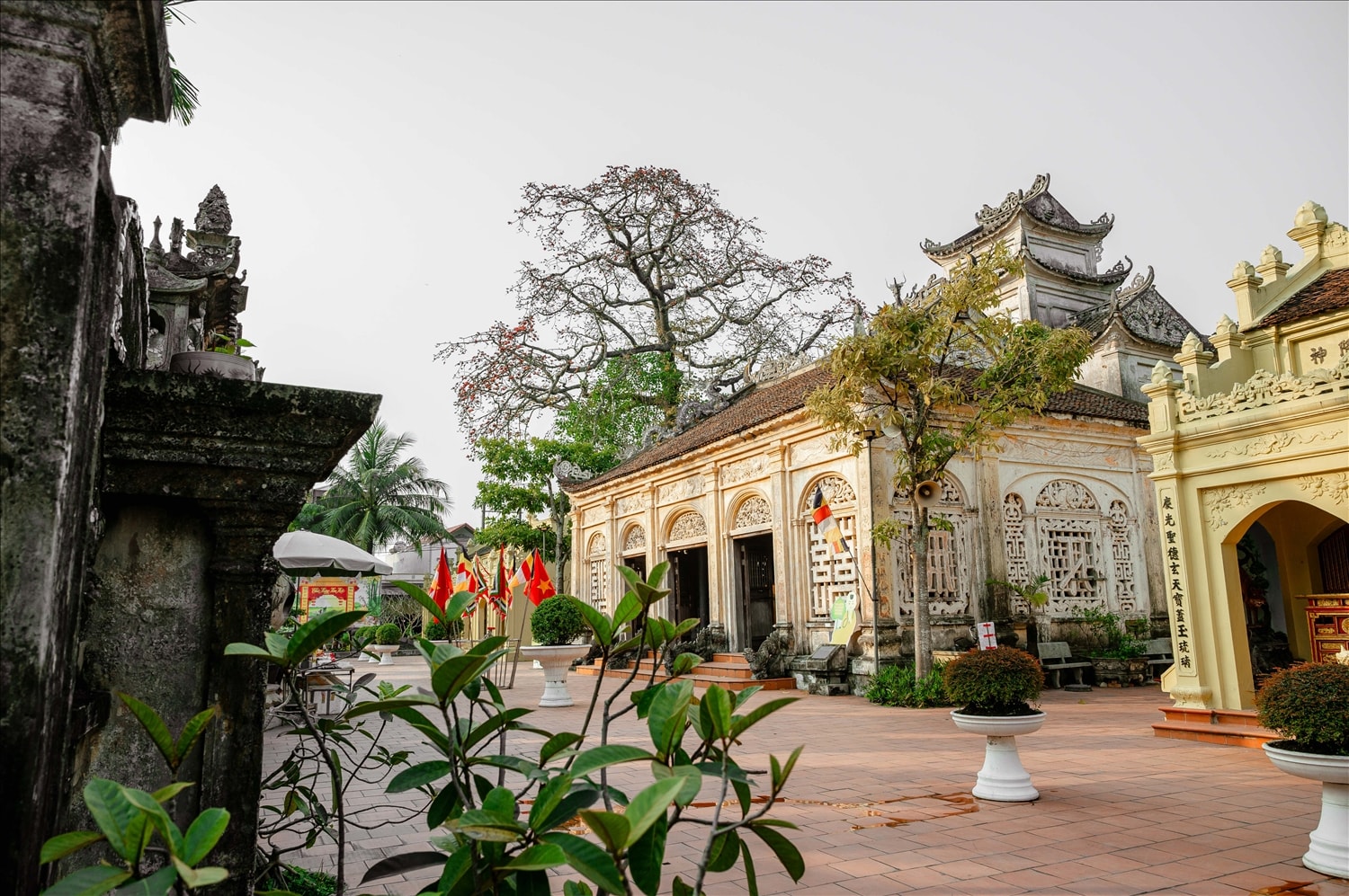 Ngày nay, chùa Cổ Lễ là một chỉnh thể gồm nhiều công trình kiến trúc khác nhau, trải rộng theo hướng Đông - Tây gồm: Cổng chùa, tháp Cửu Phẩm Liên Hoa, cầu cuốn, Tam quan, Phật giáo Hội quán, Đền thờ Trần Hưng Đạo (Linh Quang từ), Phủ Mẫu, nhà Tổ, nhà khách, phòng tăng, pháp đường, gác chuông “Kim Chung Bảo Các”...