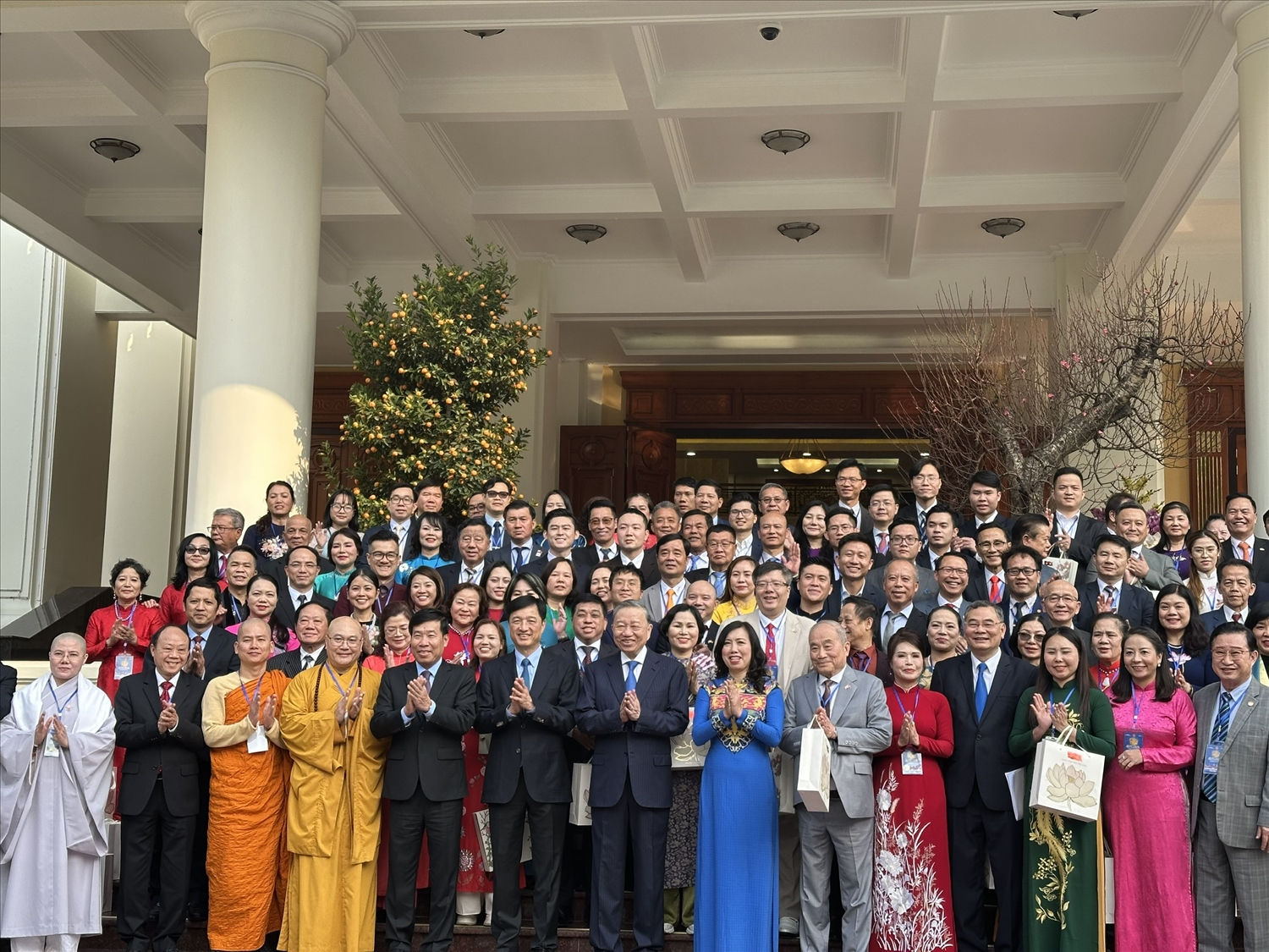 Cộng đồng người Việt Nam ở nước ngoài cùng thành phố mang tên Bác và đất nước vươn mình