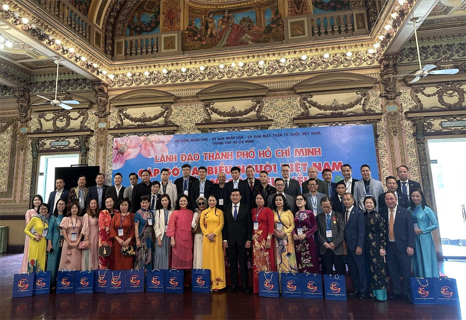 Lãnh đạo TP. Hồ Chí Minh gặp gỡ kiều bào tiêu biểu hiến kế cùng thành phố