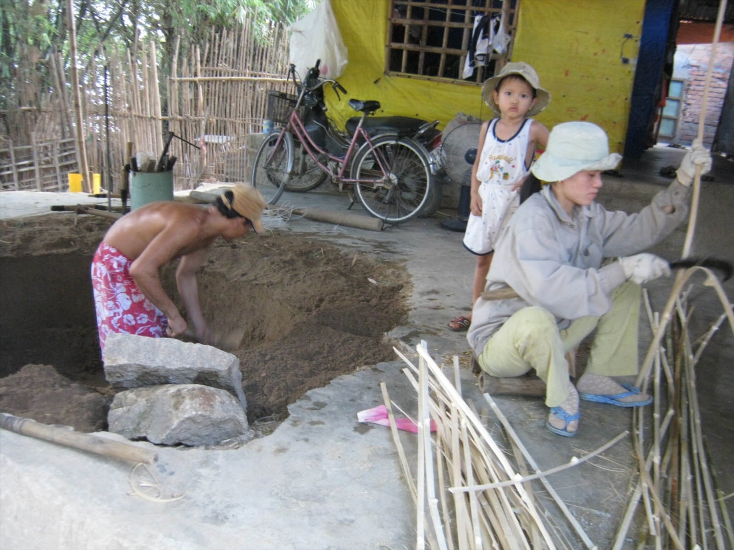 Một gia đình làm thúng chai. Một gia đình đang thực hiện các công đoạn làm thúng chai.