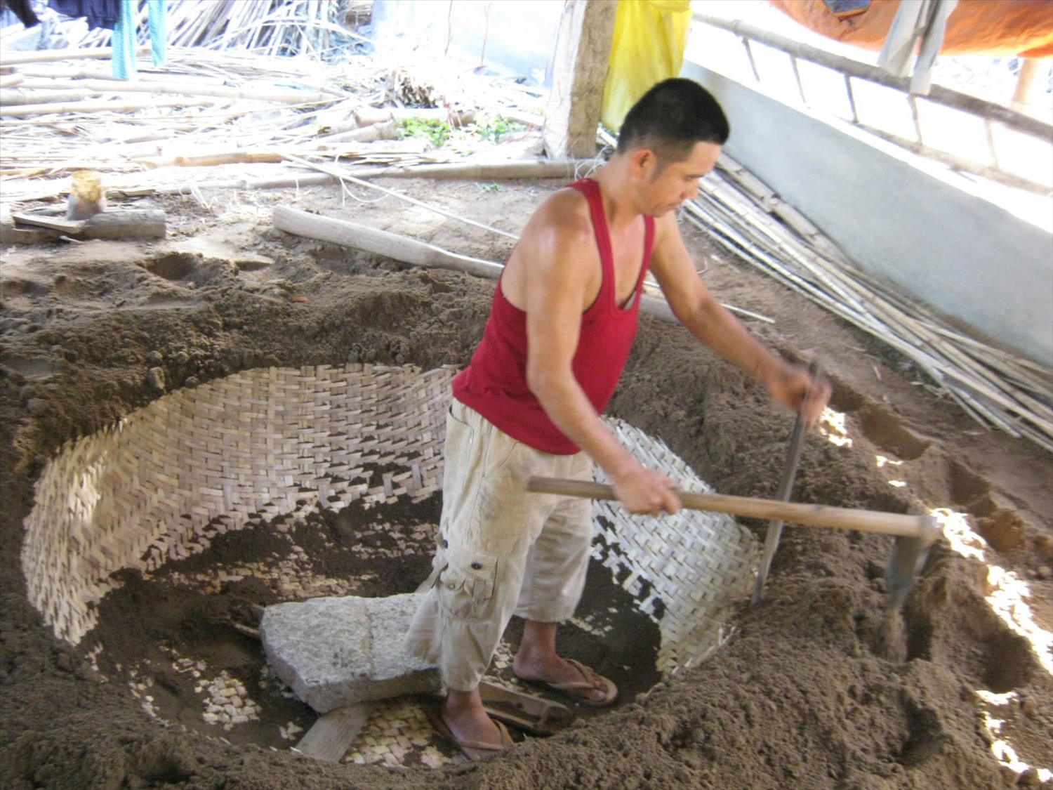 Công đoạn đào đất để lận mê thúng chai. Công đoạn đào đất để lận mê thúng chai.