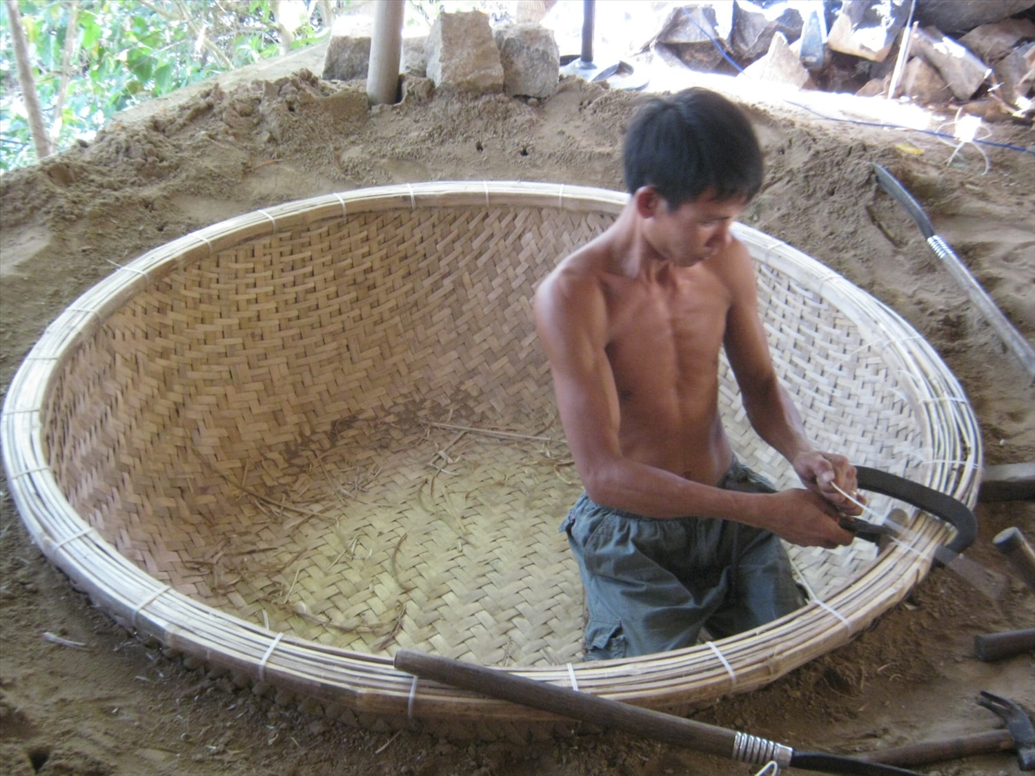 Công đoạn nứt vành thúng chai. Công đoạn nứt vành thúng chai.