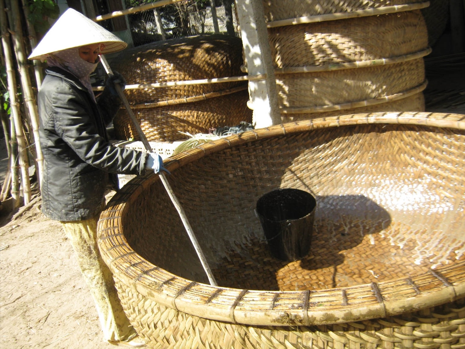 Quét dầu rái, phơi nắng thúng chai. Quét dầu rái, phơi nắng thúng chai.