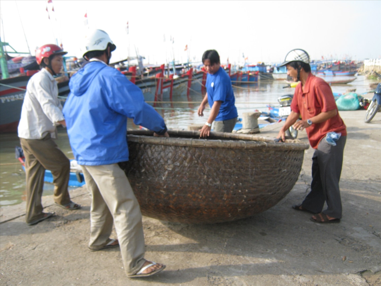 Thúng chai ra biển. Thúng chai ra biển.