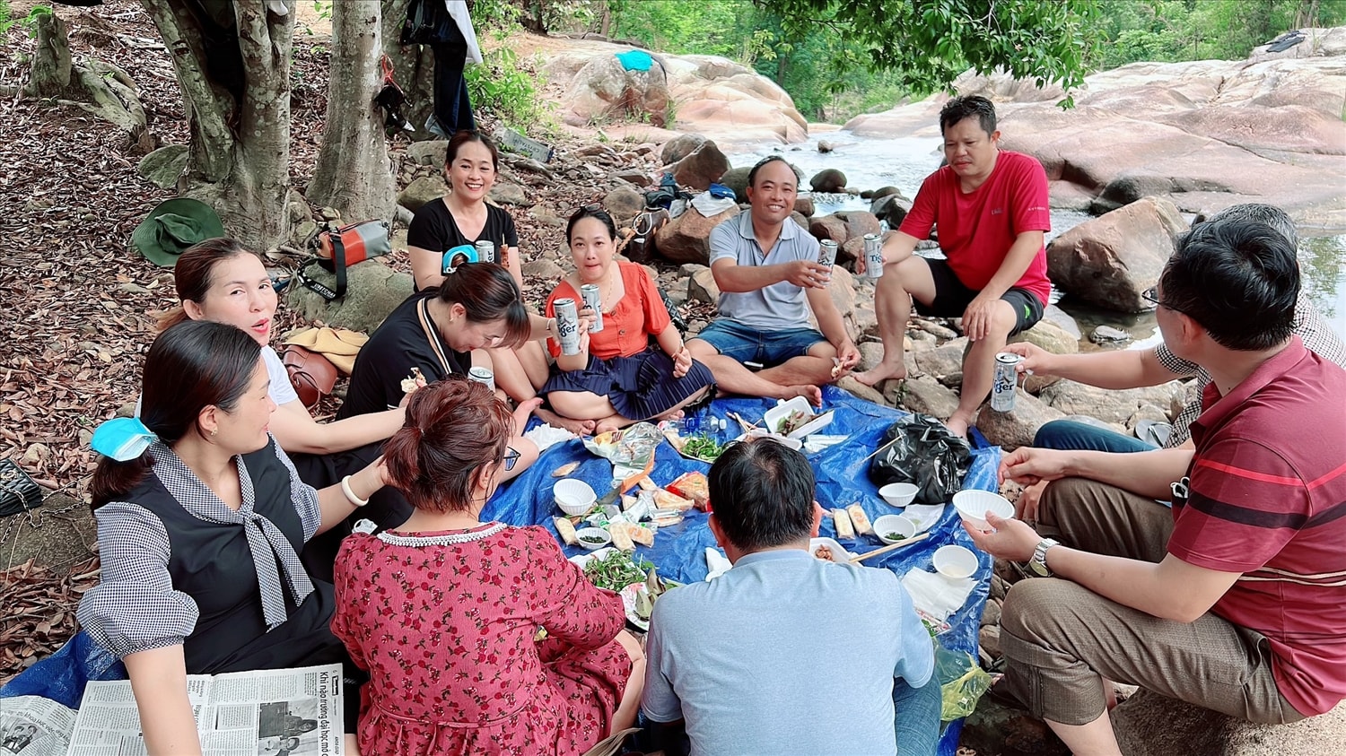 Nhóm bạn trẻ picnic tại  thác thứ 2 của thác công chúa - ảnh Xuân Hiền