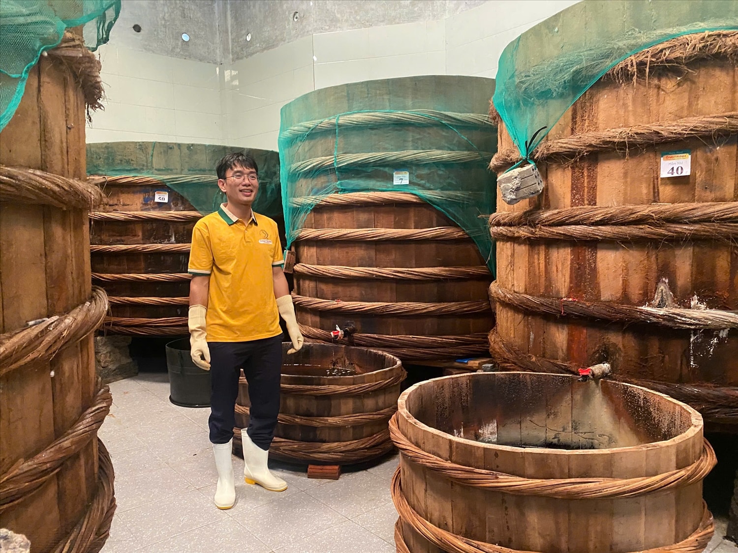Anh Phạm Văn Bình (38 tuổi, Duy Xuyên, Quảng Nam) bỏ việc ở Đà Nẵng về dây dựng xưởng nước mắm của gia đình.