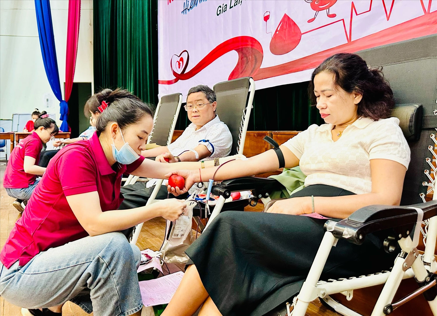 Đông đảo cán bộ, công chức, viên chức, người lao động, lực lượng vũ trang, người dân tham gia hiến máu tình nguyện
