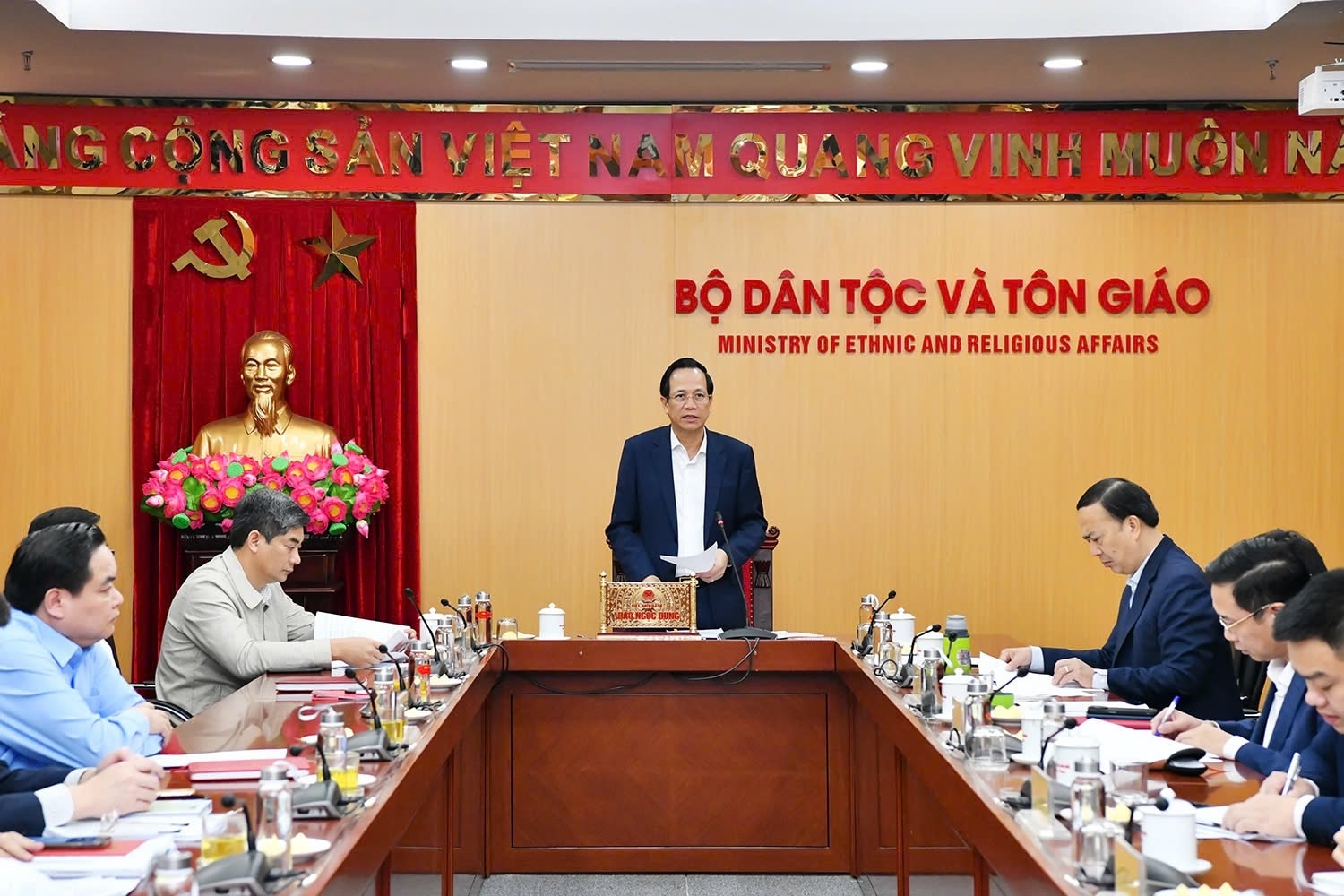  Ủy viên Ban Chấp hành Trung ương Đảng, Bộ trưởng Bộ Dân tộc và Tôn giáo Đào Ngọc Dung – thành viên Chính phủ chủ trì cuộc làm việc