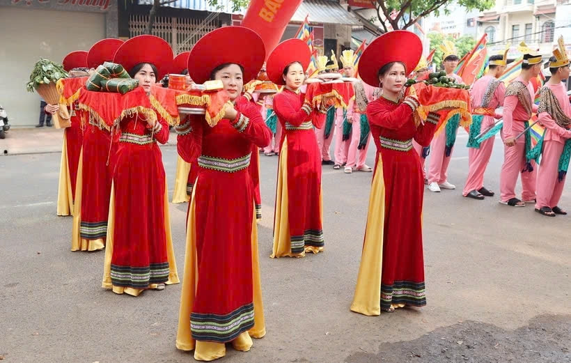 Dâng lễ vật lên các Vua Hùng. Ảnh: TL Dâng lễ vật lên các Vua Hùng. Ảnh: TL