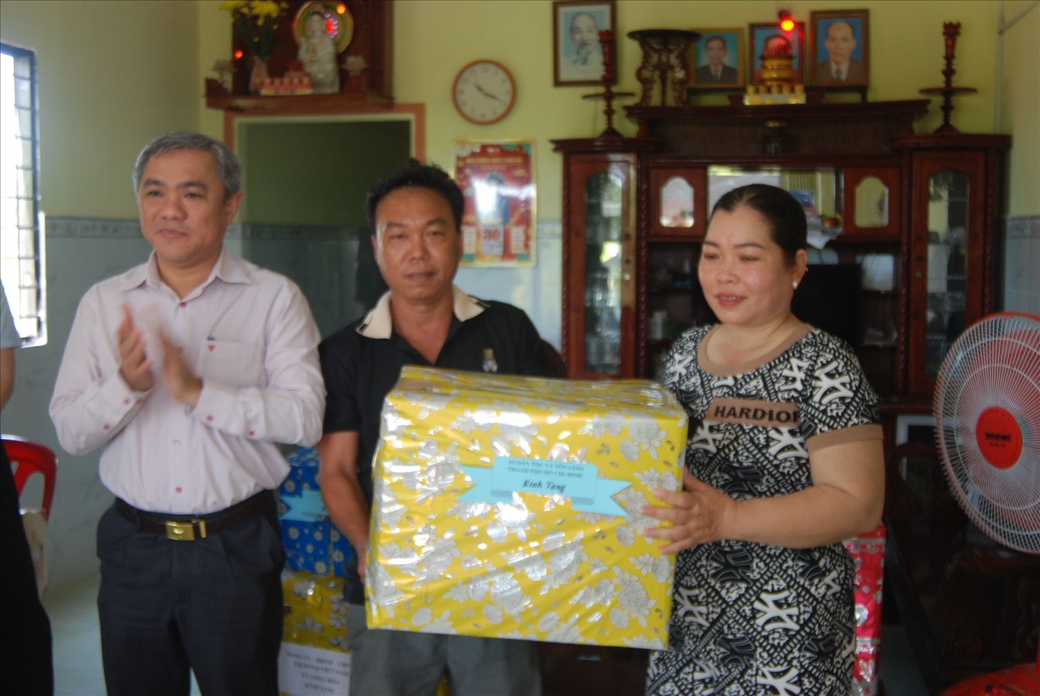 Phó giám đốc Sở Dân tộc và Tôn giáo Tp. Hồ Chí Minh Huỳnh Văn Hồng Ngọc tặng quà cho gia đình Phó giám đốc Sở Dân tộc và Tôn giáo Tp. Hồ Chí Minh Huỳnh Văn Hồng Ngọc tặng quà cho gia đình