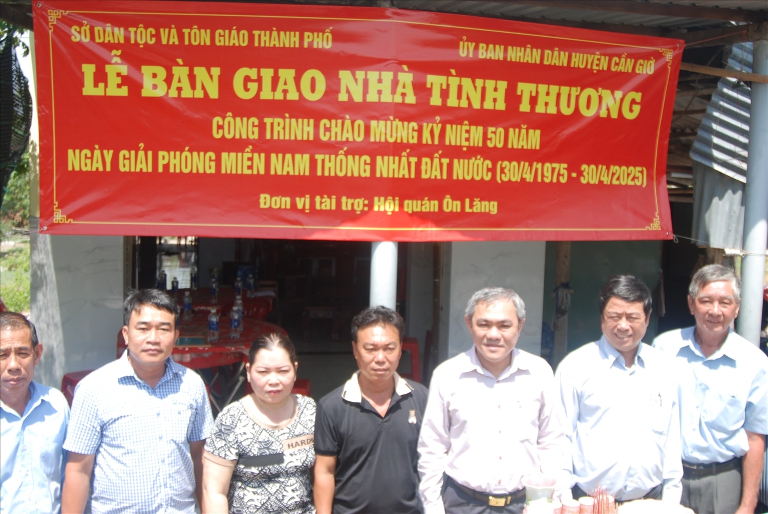 Lãnh đạo Sở Dân tộc và Tôn giáo, nhà tài trợ và chính quyền địa phương bàn giao nhà tình thương tại huyện Cần Giờ, Tp. Hồ Chí Minh Lãnh đạo Sở Dân tộc và Tôn giáo, nhà tài trợ và chính quyền địa phương bàn giao nhà tình thương tại huyện Cần Giờ, Tp. Hồ Chí Minh