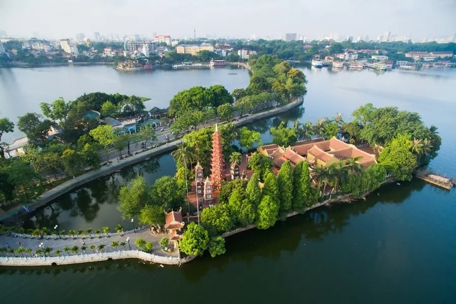 Trung tâm văn hóa Phật giáo Thủ đô được xây dựng với các mục đích: làm trung tâm tổ chức sự kiện văn hóa Phật giáo của Thủ đô; trung tâm giới thiệu, bảo tồn, phát huy giá trị văn hóa truyền thống Phật giáo Thủ đô; trụ sở hành chính của Giáo hội Phật giáo Việt Nam Thành phố... (Trong ảnh: Chùa Trấn Quốc, Hà Nội).