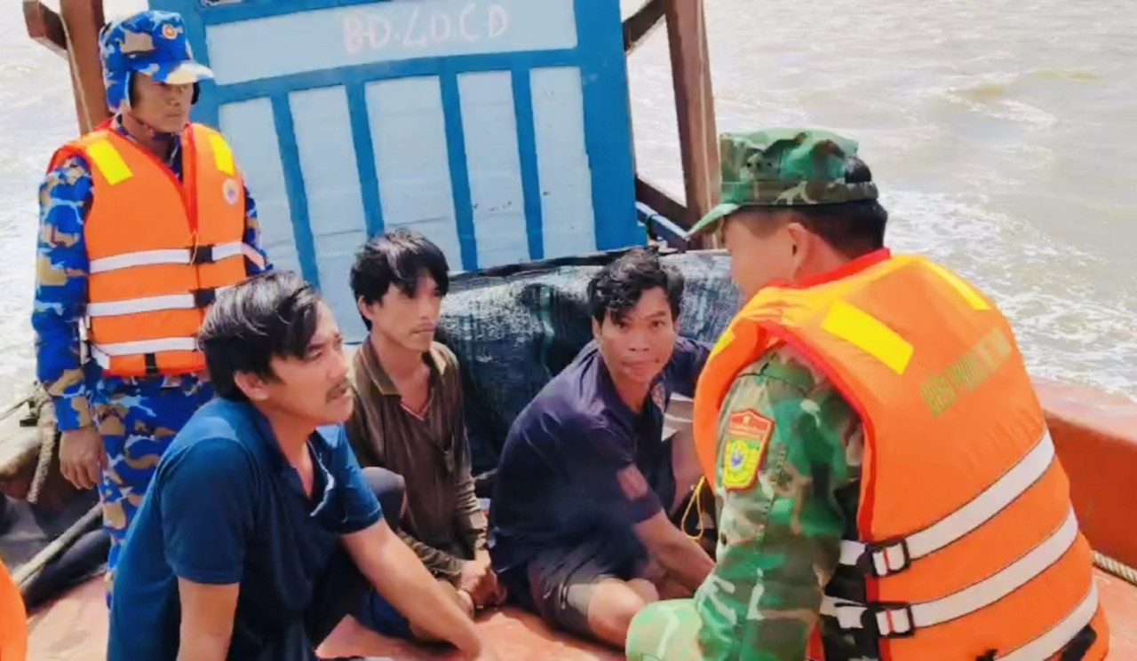 3 ngư dân được lực lượng cứu hộ khi gặp nạn trên biển