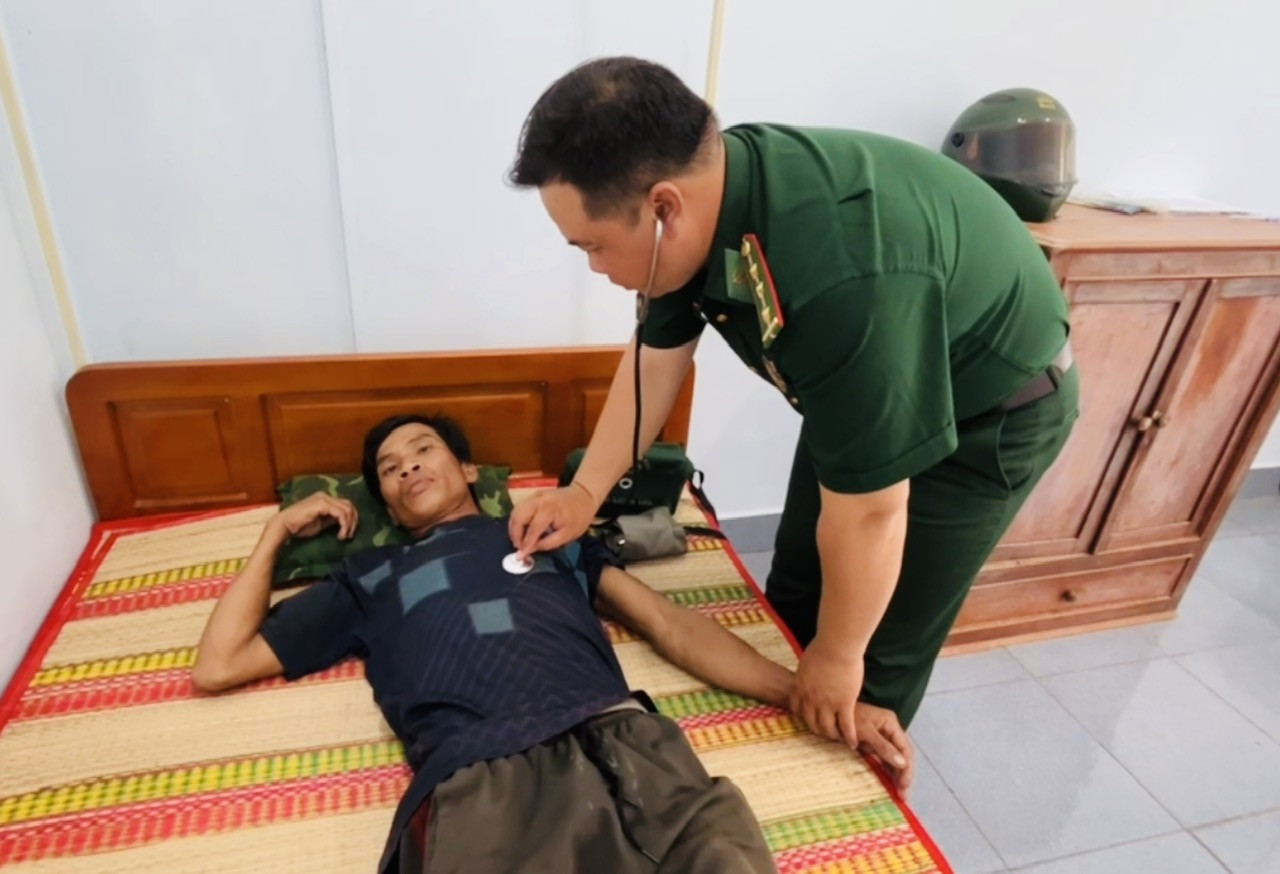 Quân y Đồn Biên phòng cửa khẩu cảng Giao Long chăm sóc sức khỏe cho các nạn nhân