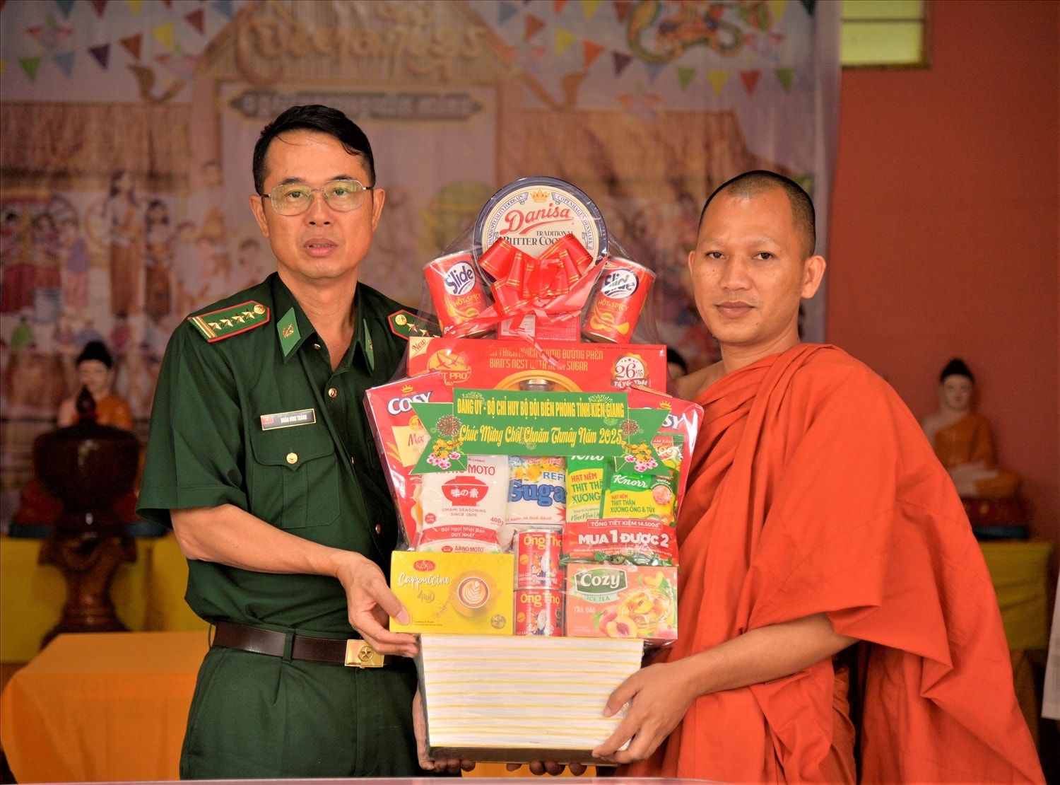 Đại tá Doãn Đình Tránh, Phó Chính ủy BĐBP tỉnh Kiên Giang trao quà cho trụ trì chùa Tà Teng, xã Phú Mỹ, huyện Giang Thành, tỉnh Kiên Giang