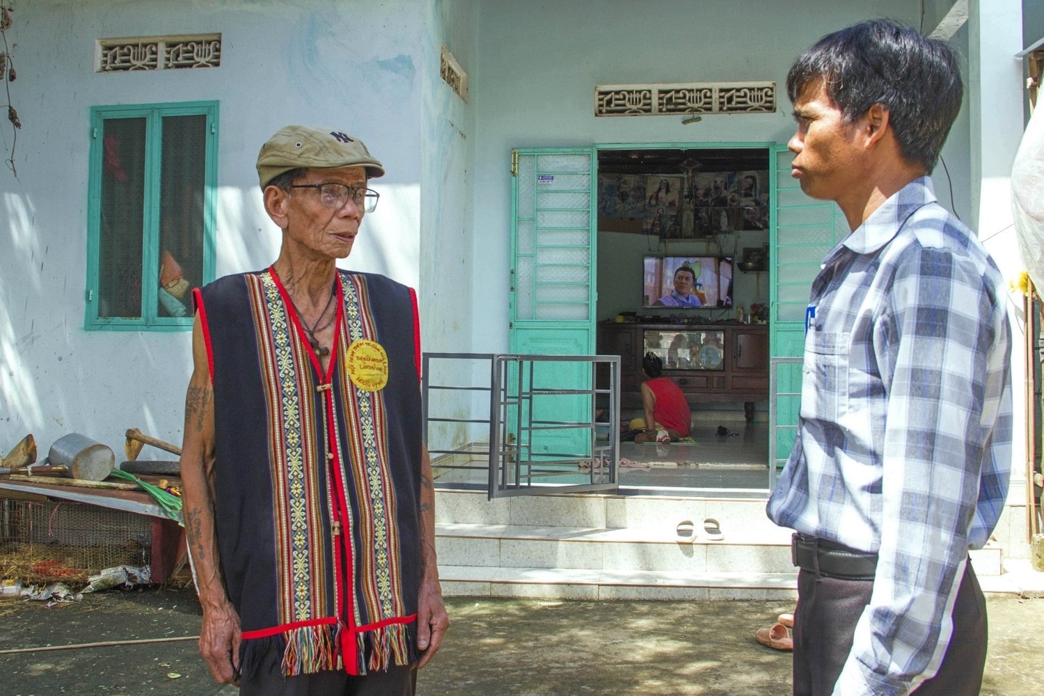 Các già làng, Người có uy tín luôn tích cực đi từng nhà dân để tuyên truyền, vận động. Các già làng, Người có uy tín luôn tích cực đi từng nhà dân để tuyên truyền, vận động.
