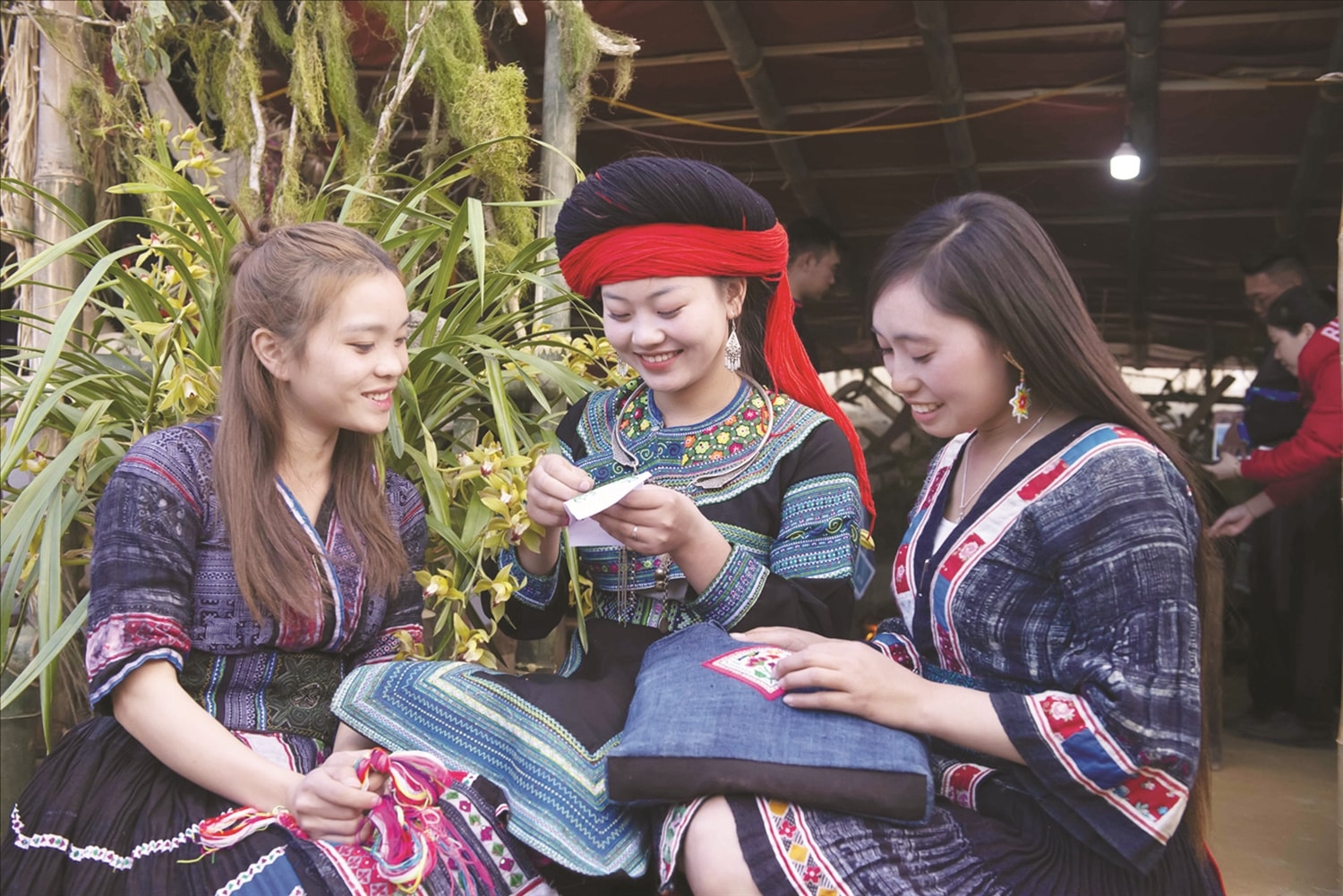 Các thiếu nữ Mông trổ tài thêu thùa trong không gian văn hóa  tại Lễ hội Gầu Tào. Ảnh Hà Minh Hưng