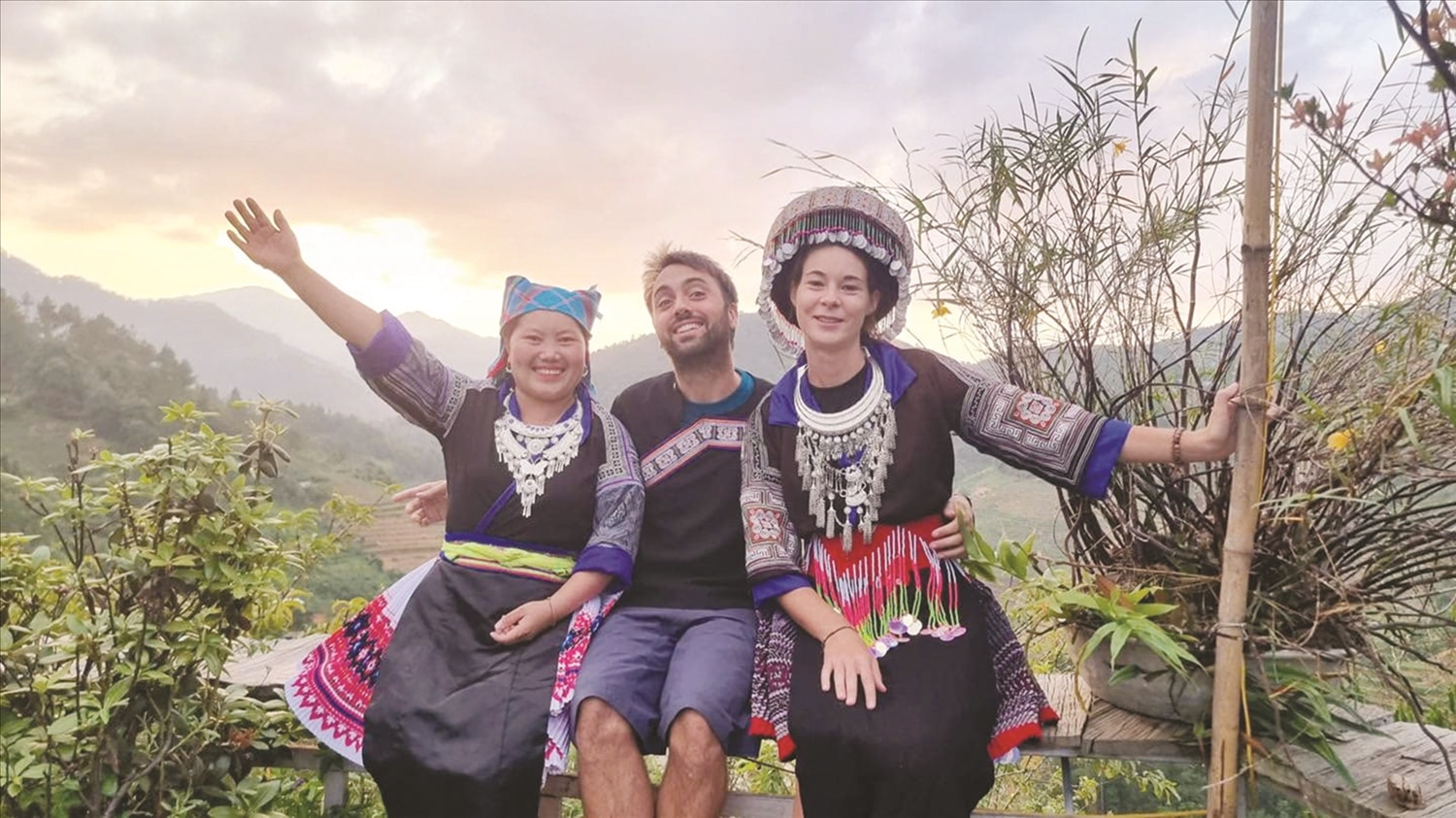 Chị Vàng Thị Ly (bên trái) giới thiệu tới khách du lịch tour trải nghiệm vùng cao Mù Cang Chải. Chị Vàng Thị Ly (bên trái) giới thiệu tới khách du lịch tour trải nghiệm vùng cao Mù Cang Chải.