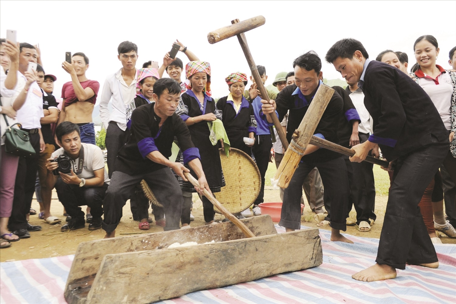 Thi giã bánh giầy trong Lễ hội Gầu Tào. Ảnh Hà Minh Hưng