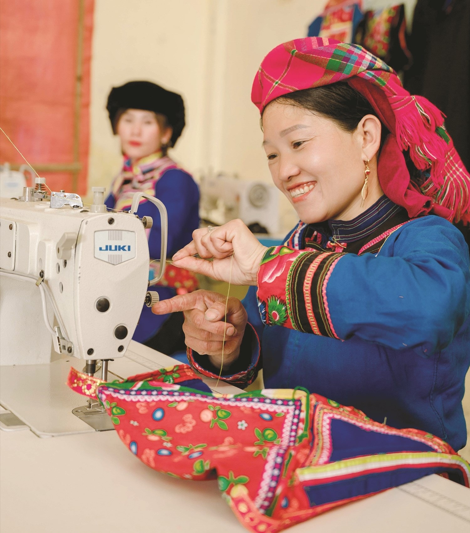 Trưởng Nhóm cộng đồng bảo tồn nghề thêu thổ cẩm và may trang phục truyền thống dân tộc Cơ Lao thôn Tà Chải Min Thị Nguyệt. 