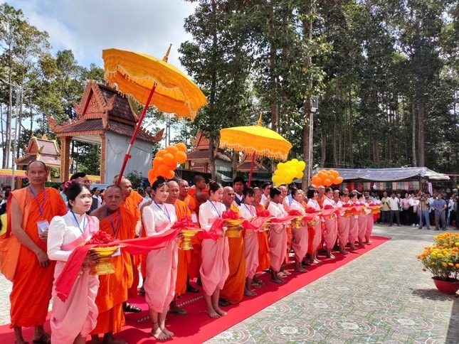 Cắt băng khánh thành ngôi chánh điện chùa Chông Prây (Ảnh: Pháp Chí)