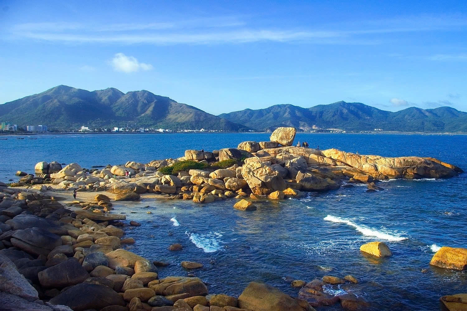 Vẻ đẹp kỳ thú của biển Hòn Chồng Nha Trang. Ảnh: TL
