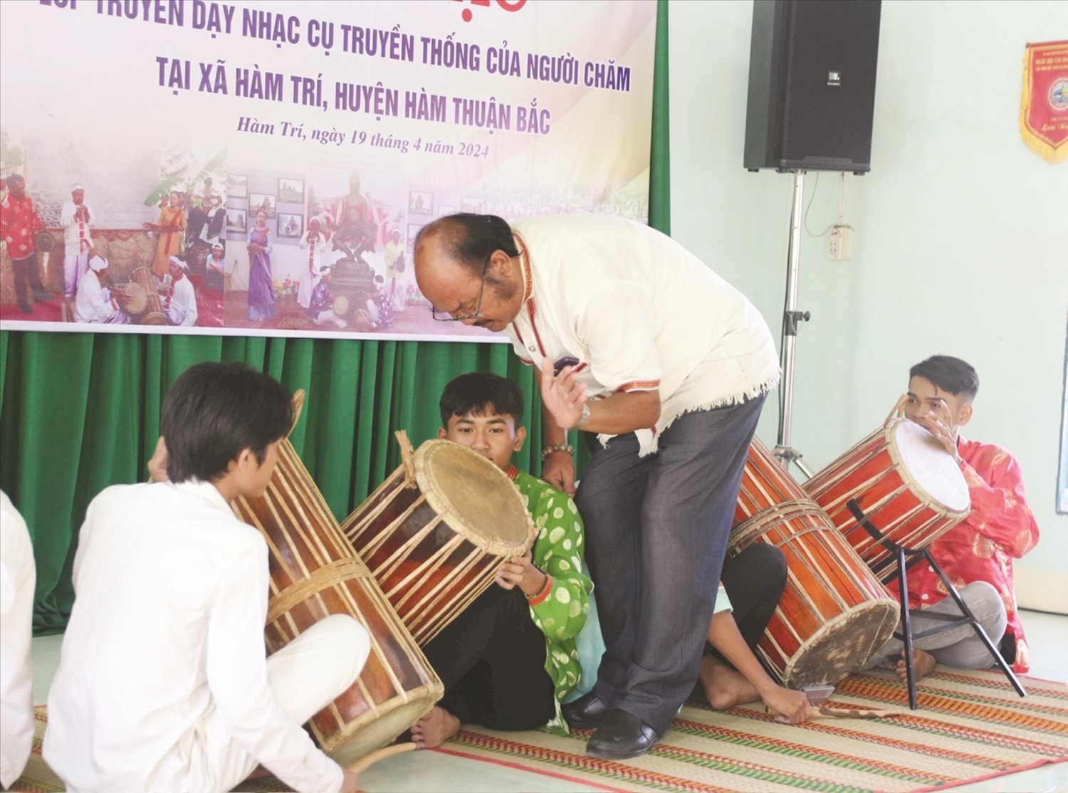 Nghệ nhân Ưu tú Lâm Tấn Bình đang truyền dạy kỹ thuật đánh trống ginang cho các học viên. Nghệ nhân Ưu tú Lâm Tấn Bình đang truyền dạy kỹ thuật đánh trống ginang cho các học viên.