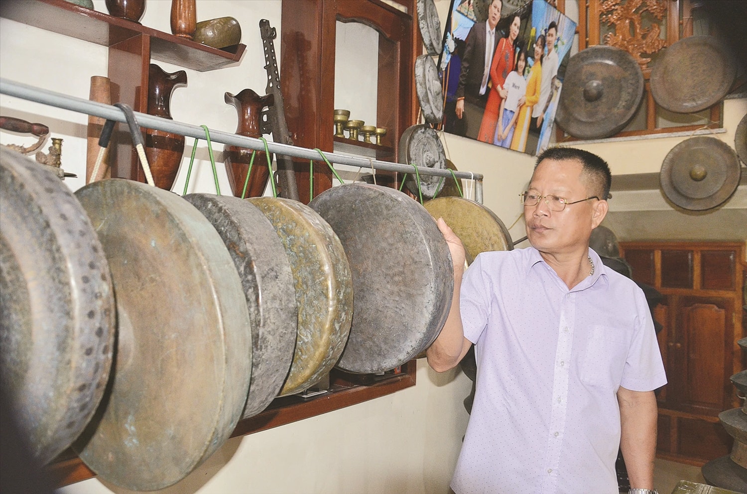 Ông Đặng Quang Long giới thiệu về bộ chiêng trong bộ sưu tập của mình.