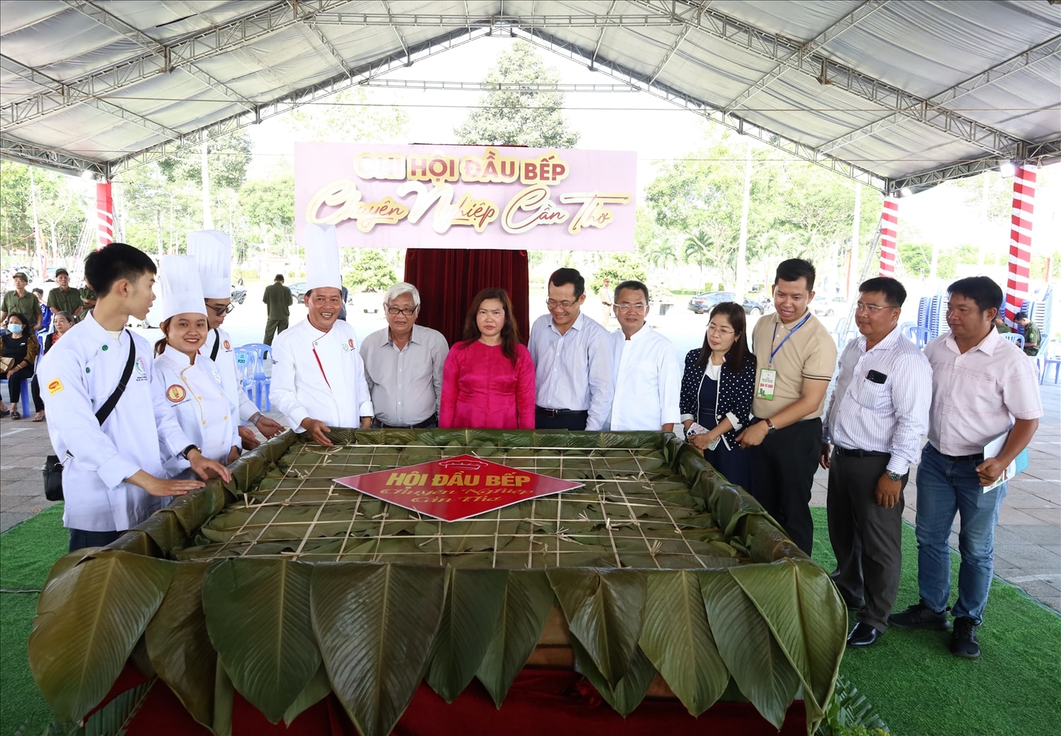 Trưng bày bánh chưng lớn nhất Đồng bằng sông Cửu Long