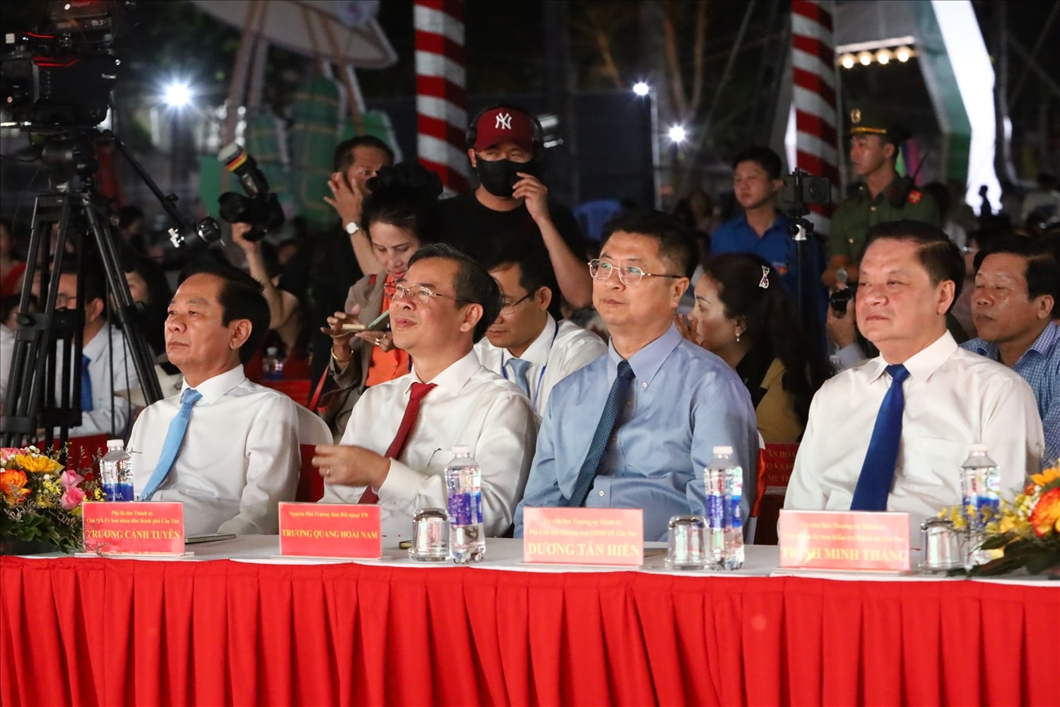 Các đại biểu tham dự khai mạc