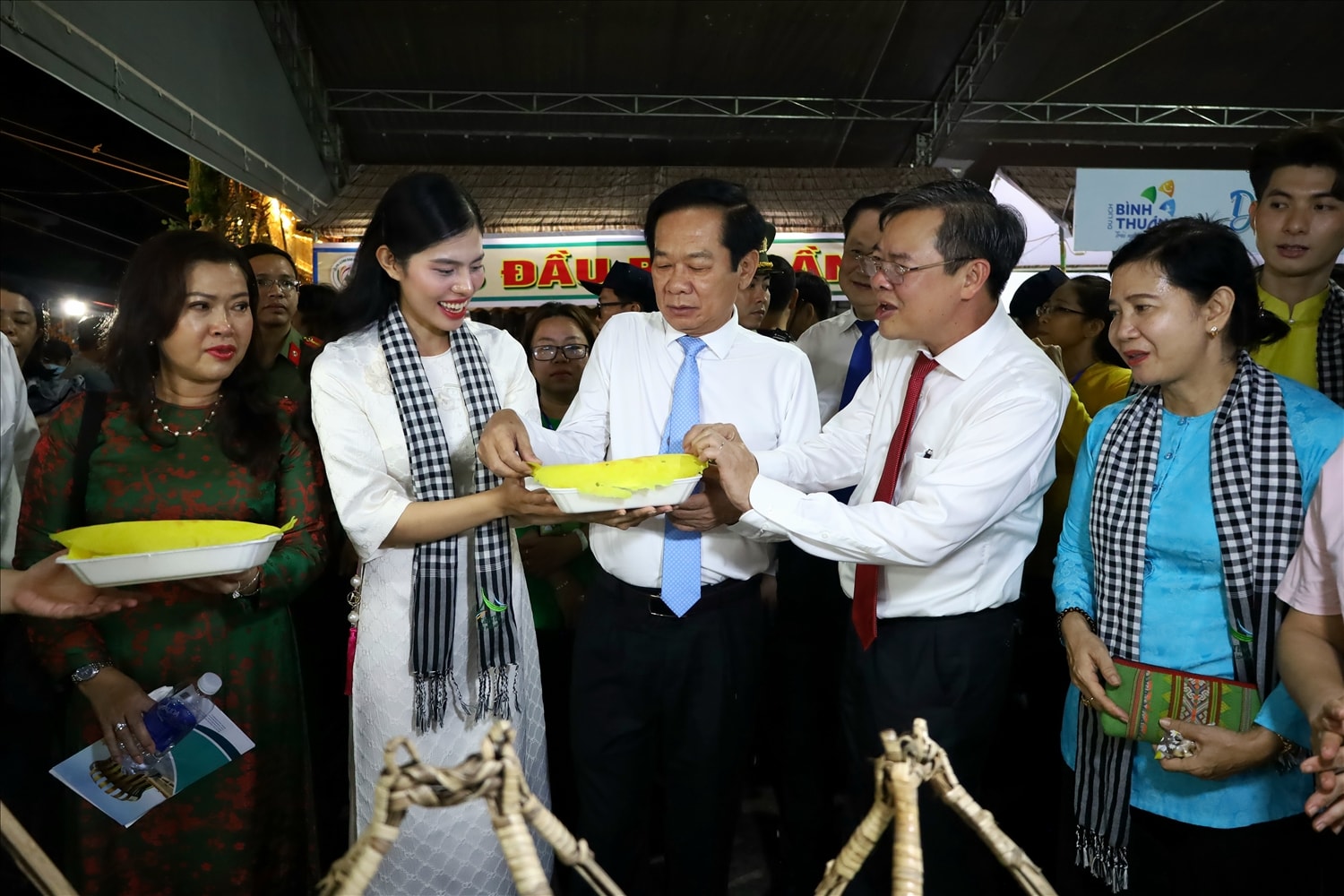 Lãnh đạo TP. Cần Thơ đi tham quan các gian hàng tại lễ hội