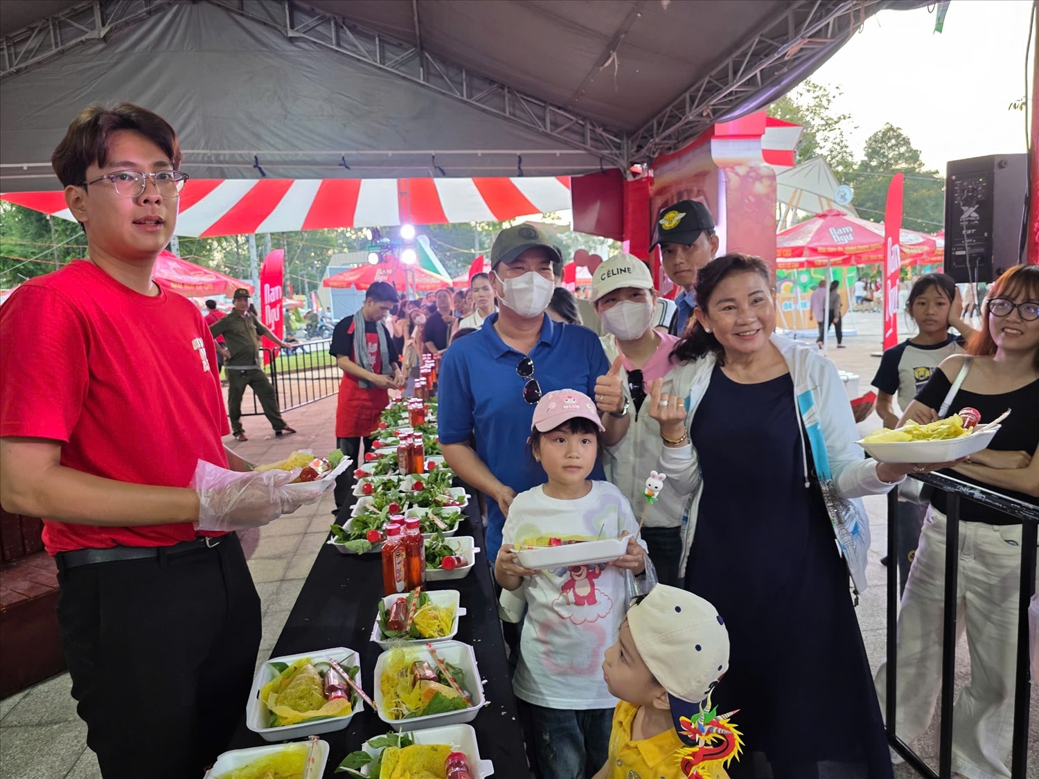 Người dân, du khách tìm hiểu và thưởng thức các loại bánh dân gian Nam Bộ
