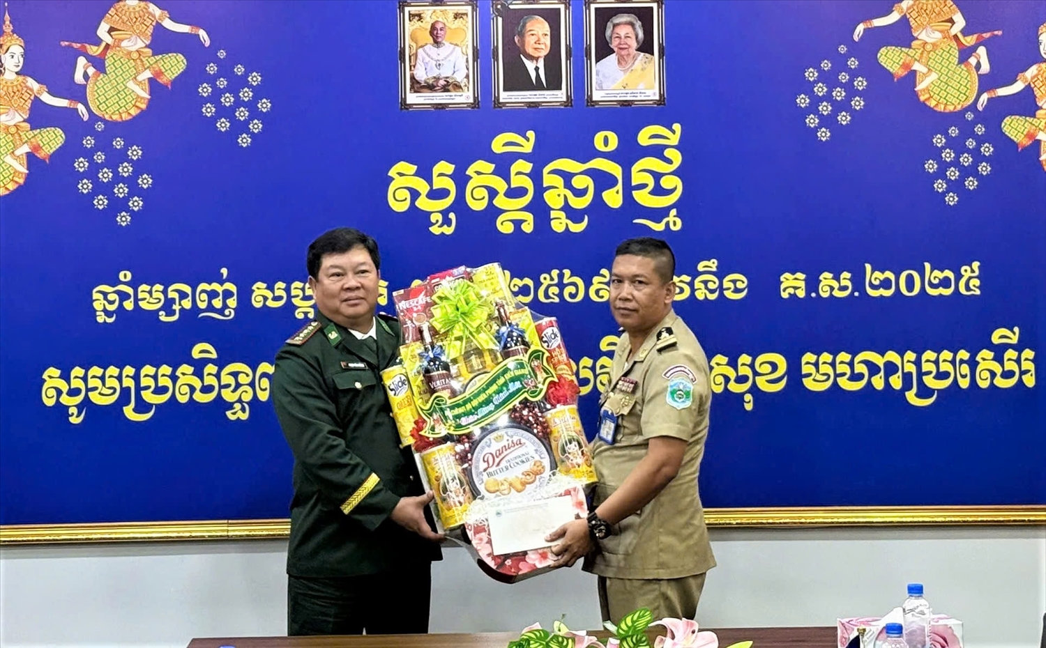 Đại tá Phạm Văn Thắng, Chỉ huy trưởng BĐBP tỉnh Kiên Giang trao quà cho lực lượng bảo vệ biên giới nước bạn Campuchia