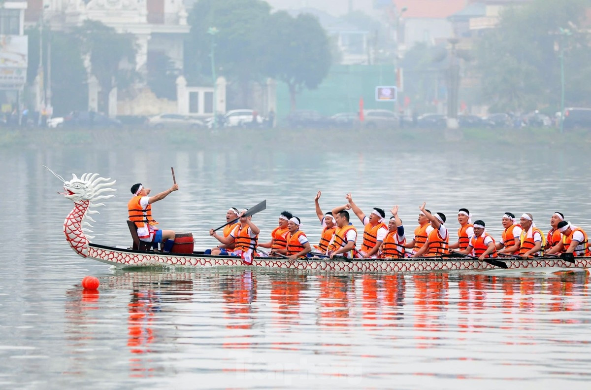 Đội đua phường Bạch Hạc, TP. Việt Trì băng băng về đích.
